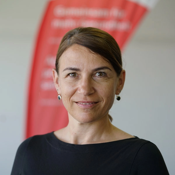 Portrait von Andrea de Meuron, Stiftungsrätin 2024 der Stiftung Berner Gesundheit